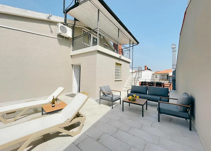 Caramel Comforts With Sea View In Stinjan Only 300 M From The Beach, Free Parking * Pula