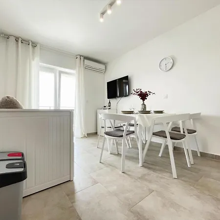Apartment Caramel Comforts With Sea View In Stinjan Only 300 M From The Beach, Free Parking *