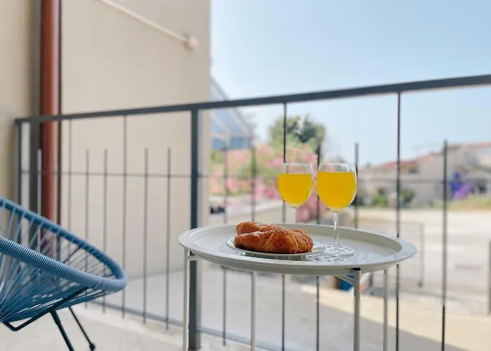 Appartamento Caramel Comforts With Sea View In Stinjan Only 300 M From The Beach, Free Parking Pola