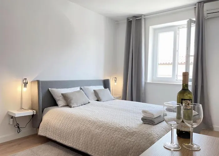 Caramel Comforts With Sea View In Stinjan Only 300 M From The Beach, Free Parking Appartamento Pola