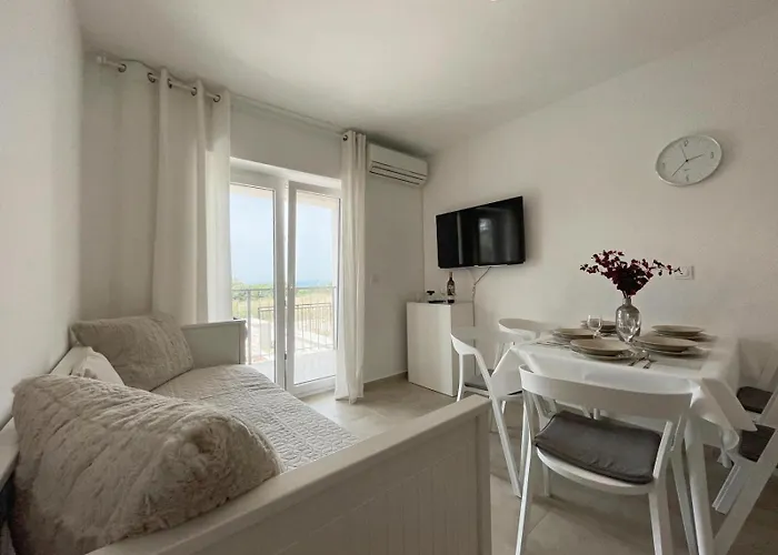 Caramel Comforts With Sea View In Stinjan Only 300 M From The Beach, Free Parking * Pola