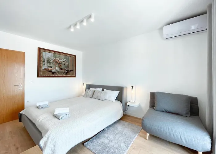 Caramel Comforts With Sea View In Stinjan Only 300 M From The Beach, Free Parking Appartamento Pola