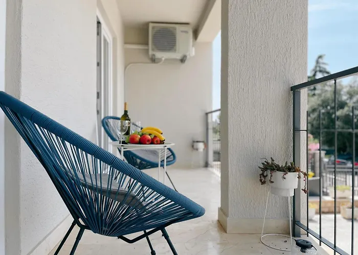 Appartamento Caramel Comforts With Sea View In Stinjan Only 300 M From The Beach, Free Parking Pola
