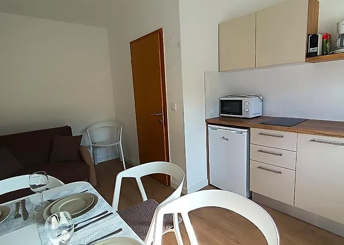 Caramel Comforts With Sea View In Stinjan Only 300 M From The Beach, Free Parking Pola